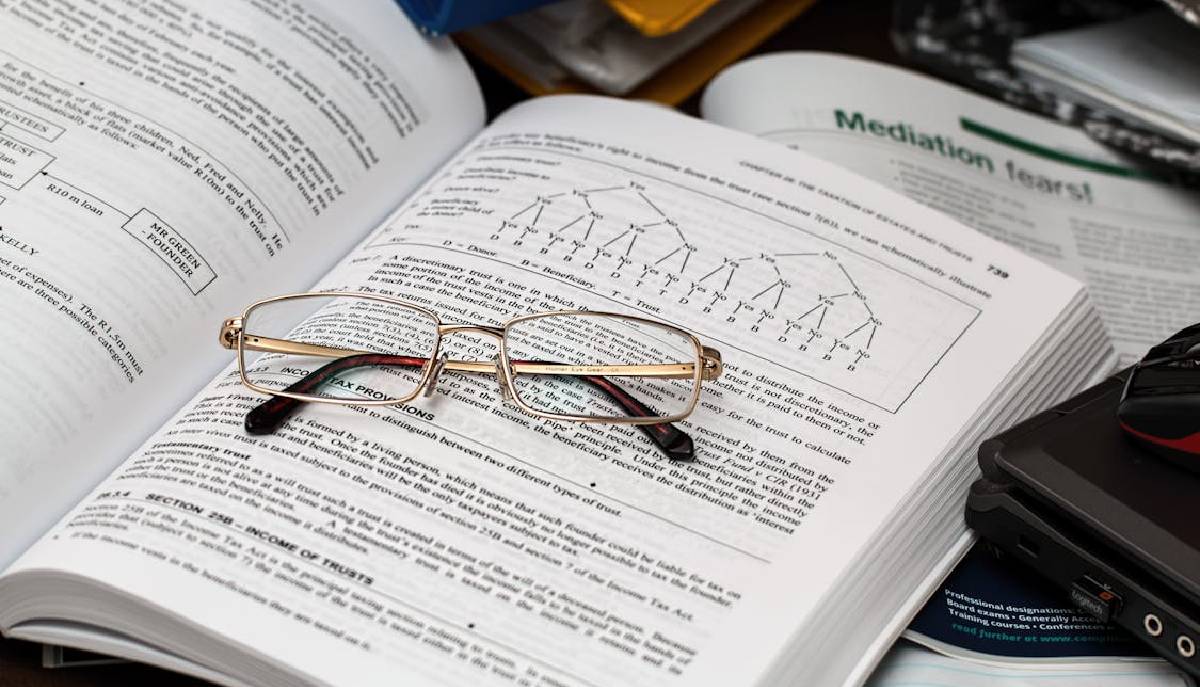 occhiali su libro di algebra