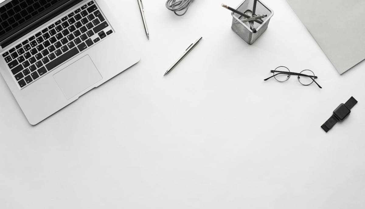 Come organizzare la tua scrivania? I cinque oggetti che non possono mancare sul tavolo da studio articolo