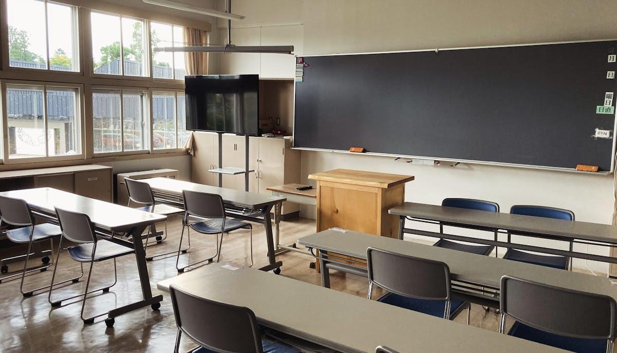 Aula vuota mentre gli studenti picchiano il compagno di scuola