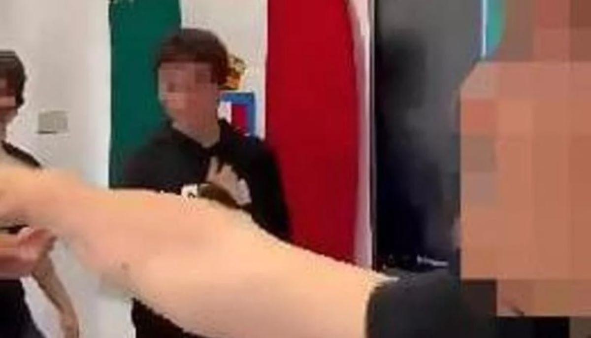 Svastiche e saluti romani a scuola video