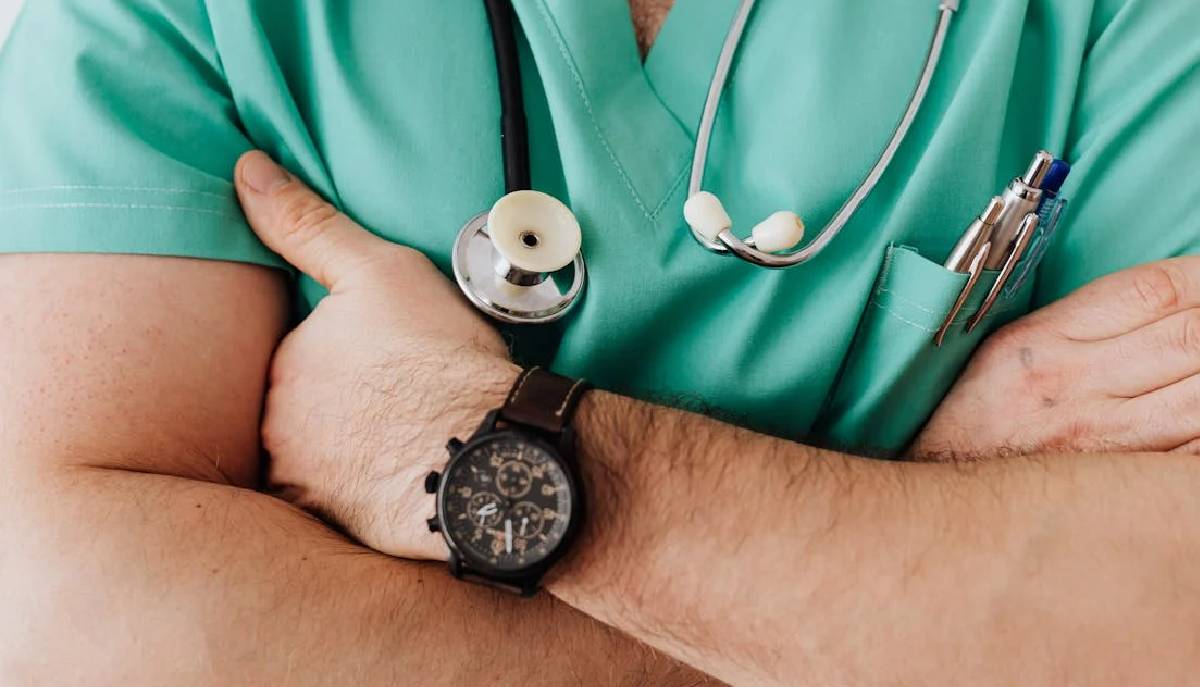 medico braccia incrociate