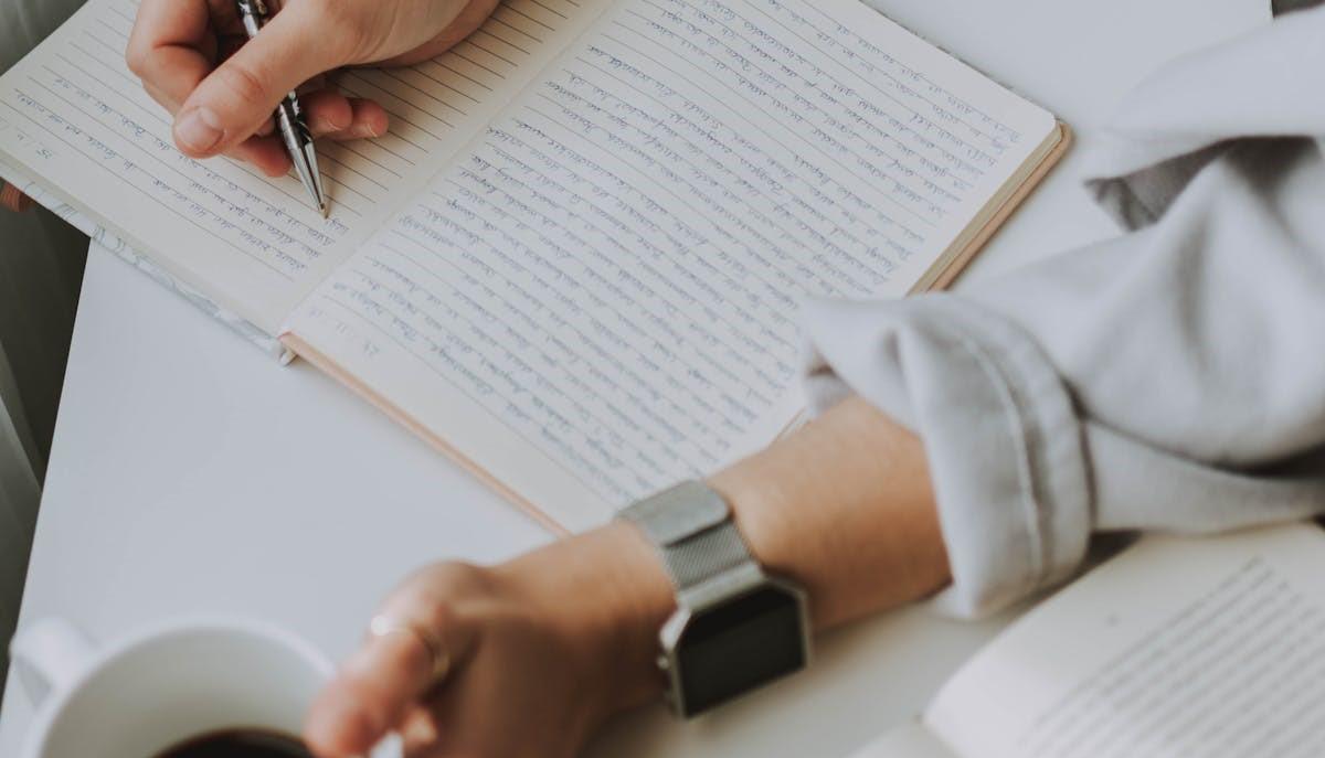 Studentessa si allena per il testo argomentativo dell'esame di Stato