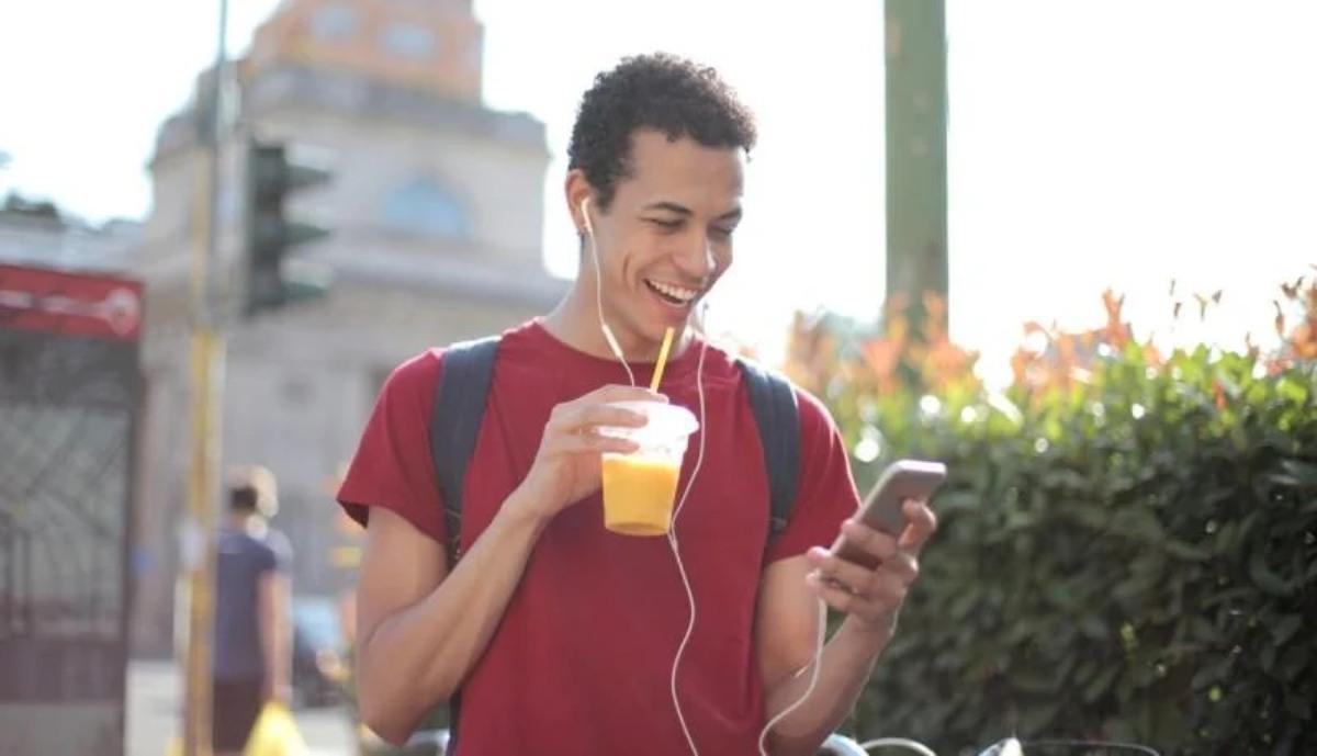 ragazzo che usa app bancarie