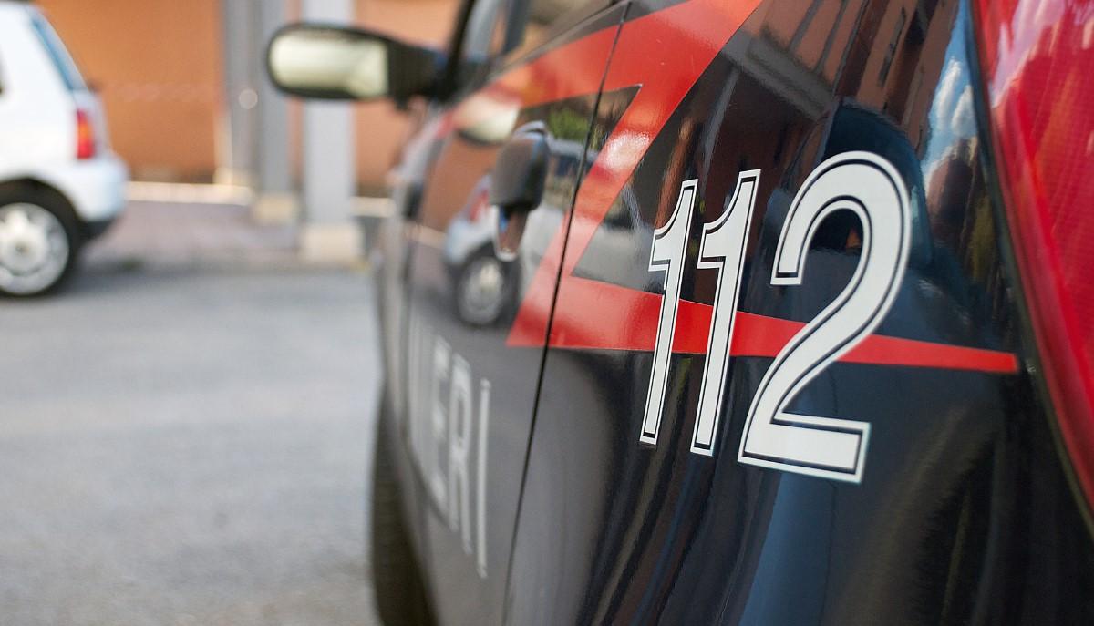 Carabinieri intervenuti dopo che il ventenne ha fatto irruzione a scuola e ha preso a schiaffi lo studente