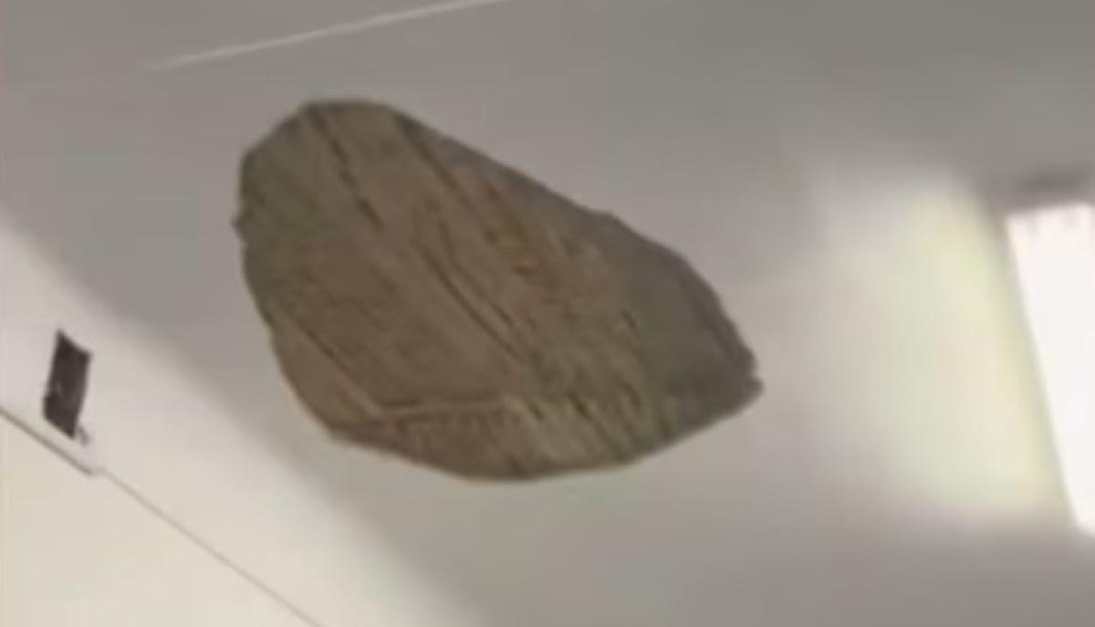 Pezzo di intonaco crollato in classe