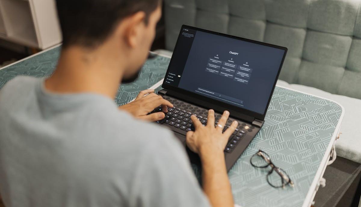 Studente utilizza ChatGPT per studiare