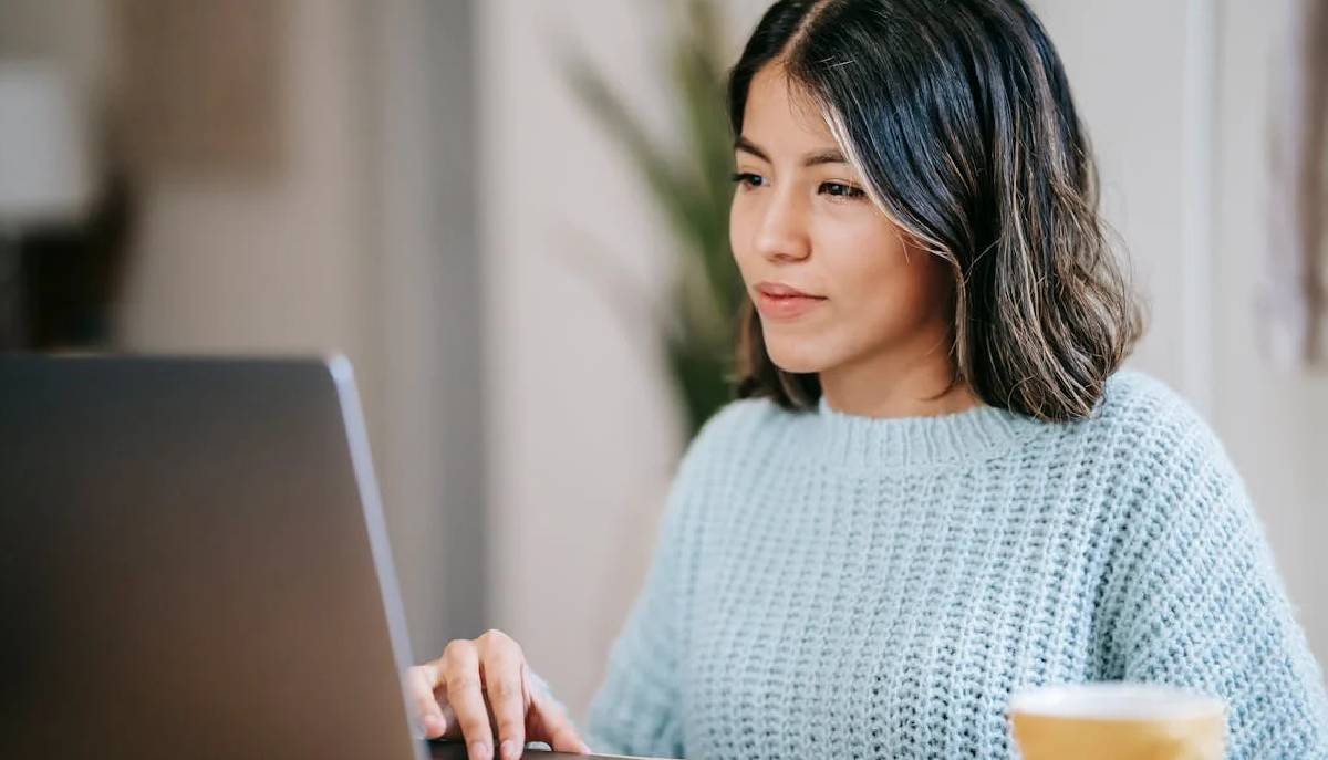 studentessa fa i compiti al pc