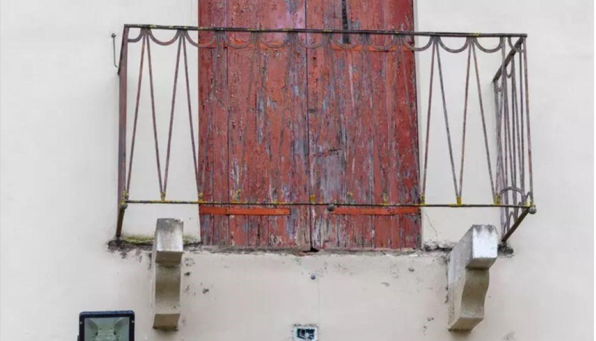 Crolla balcone durante gita scolastica, prof precipita da 5 metri