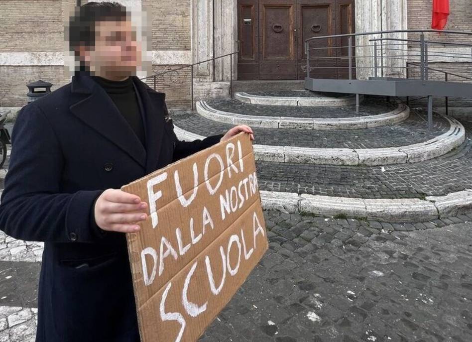 studente protesta da solo contro occupazione