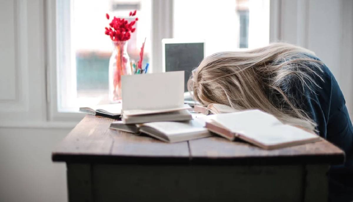 studentessa disperata per lo studio