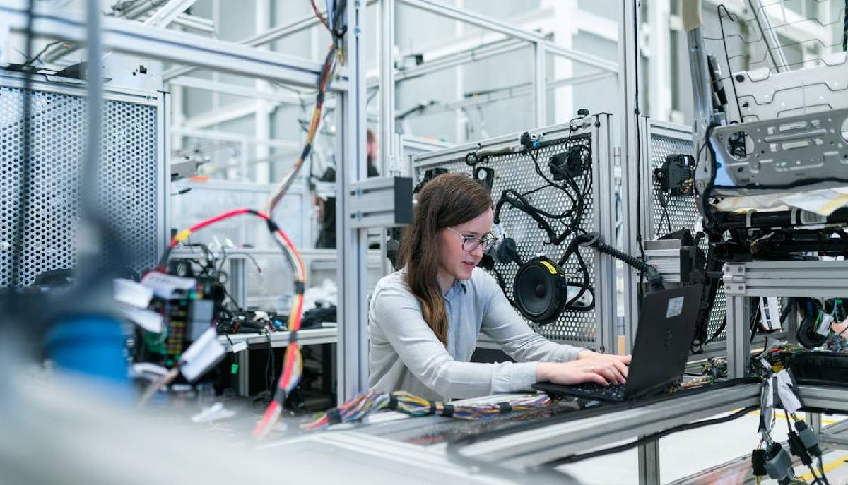 ingegnere donna che lavora in officina
