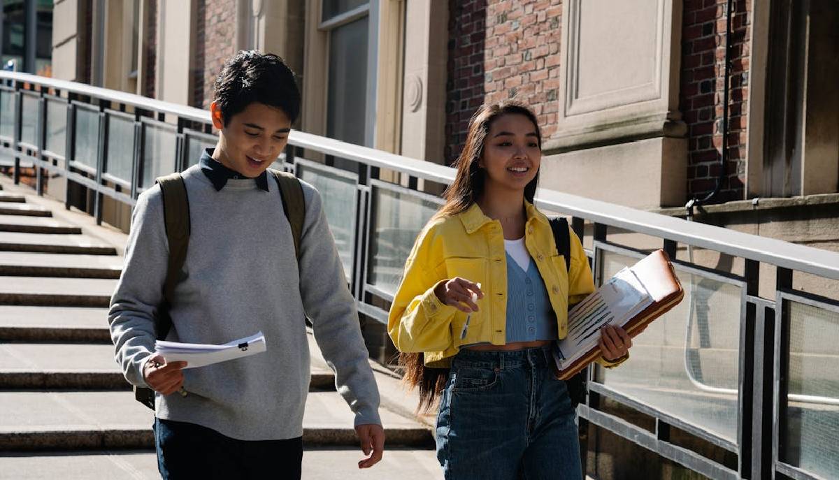 studenti passeggiano con libri e quaderni in mano