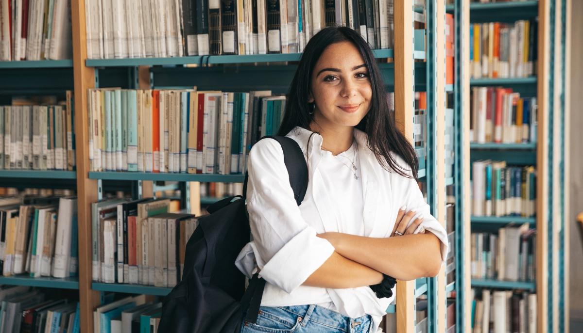Ragazza che studia scienze delle comunicazioni