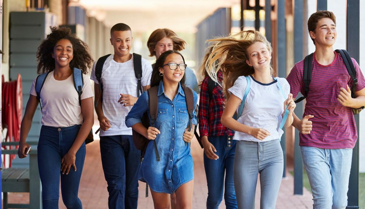 Studenti che tornano a scuola a gennaio
