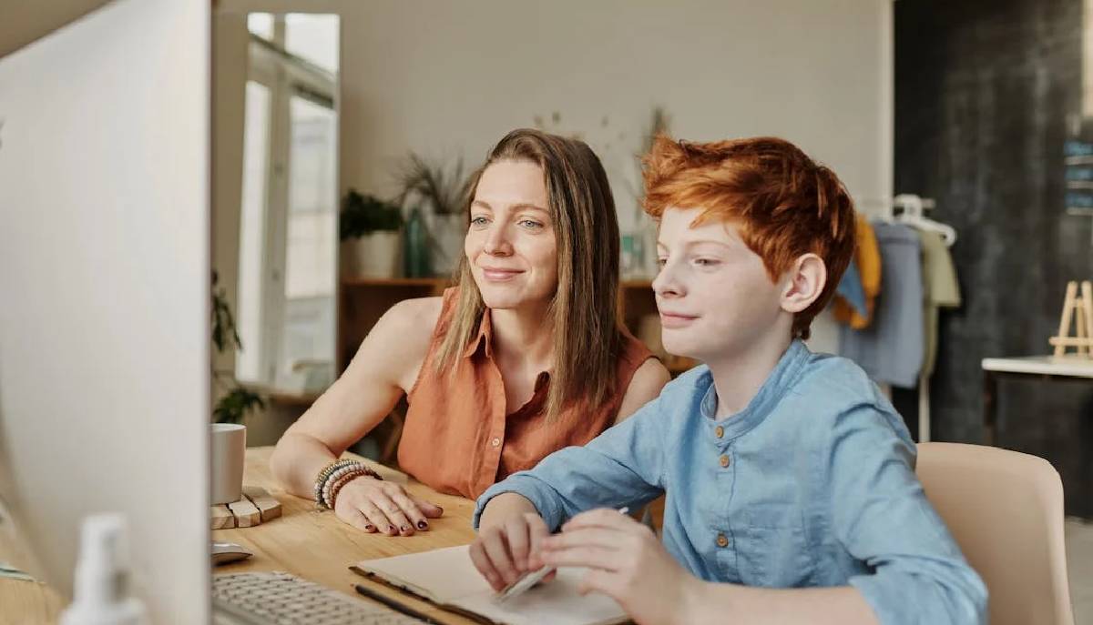 mamma che aiuta il figlio a fare i compiti