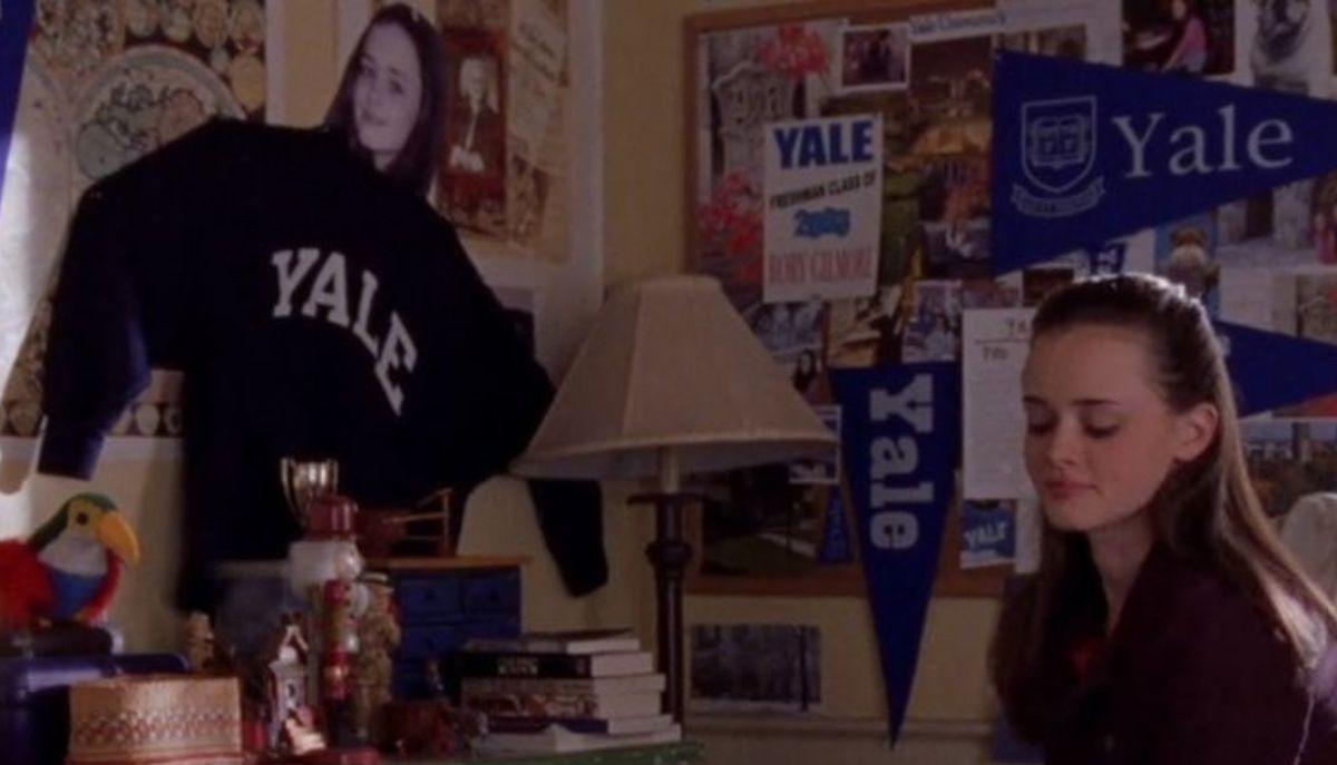 Rory gilmore felpa yale.jpg