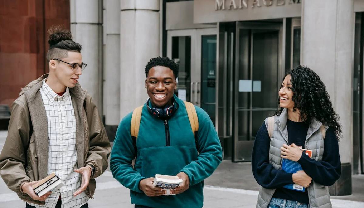 studenti passeggiano zaino in spalla
