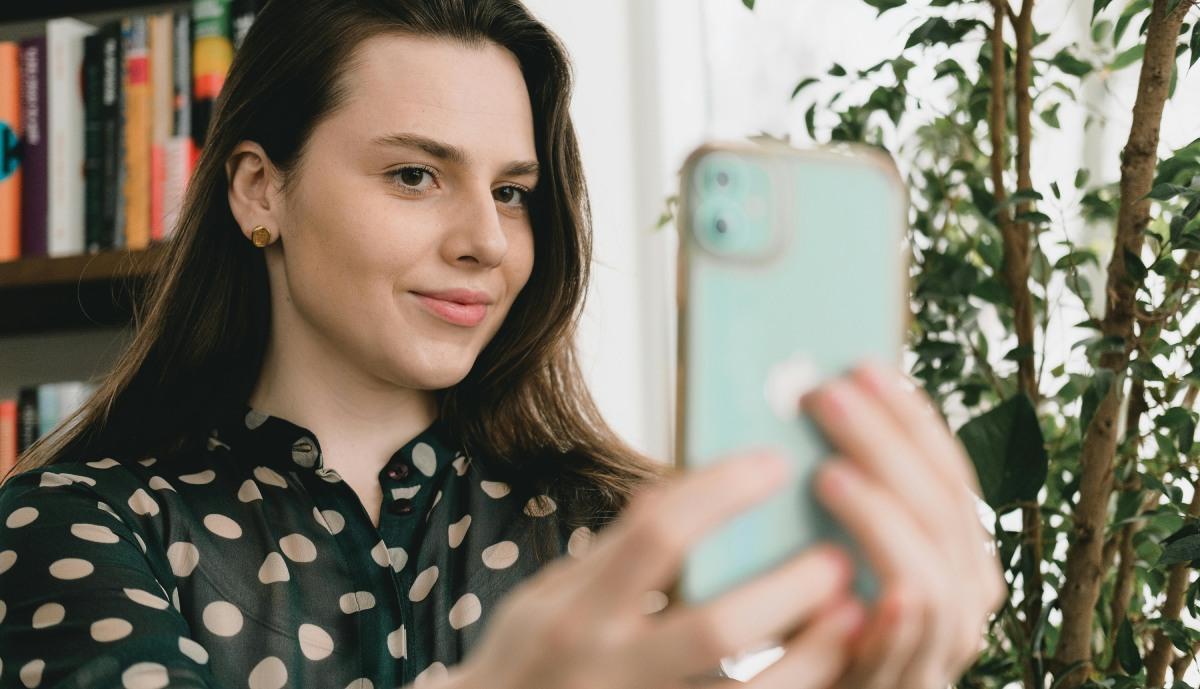 Ragazza che usa i filtri bellezza