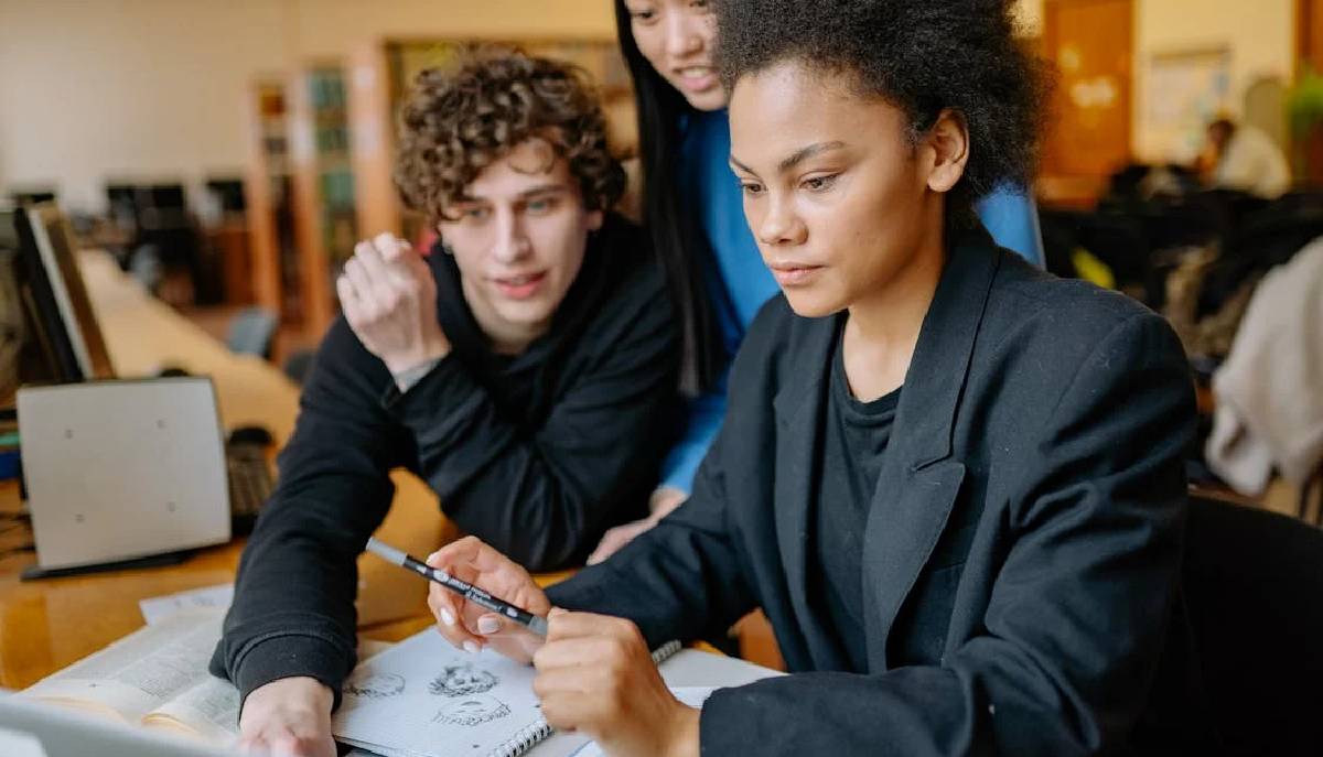 studenti seduti a tavolo studiano insieme