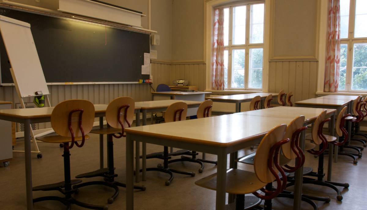 aula di scuola banchi e sedie