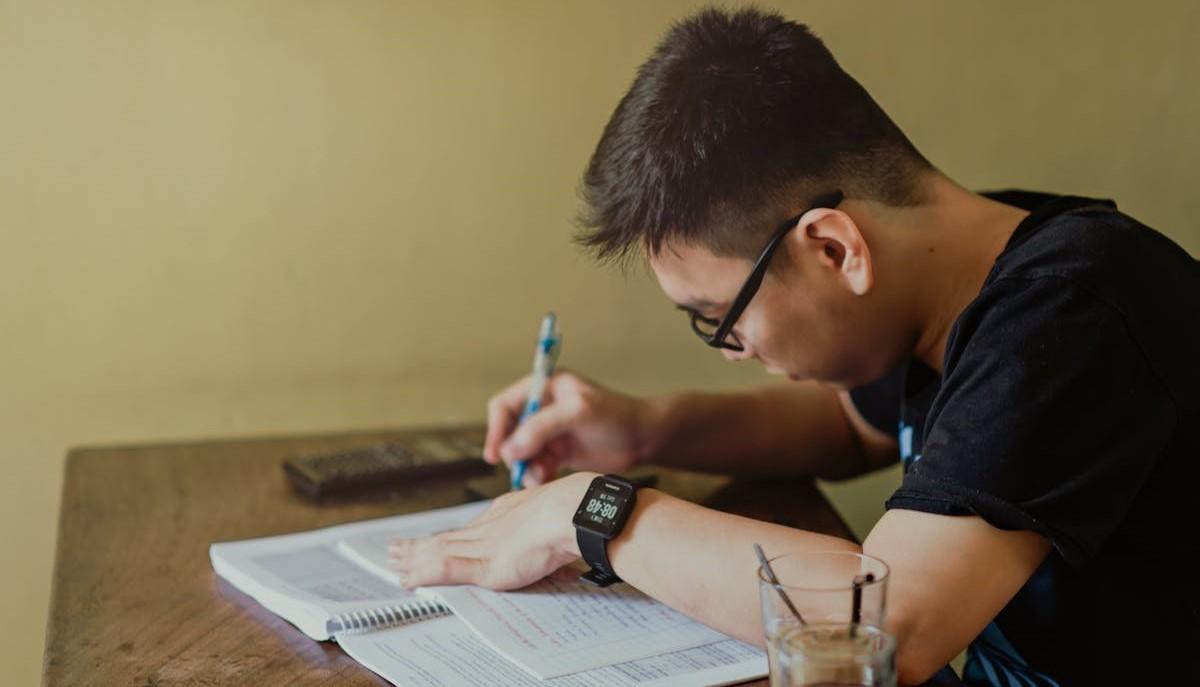 Studente che studia per la seconda prova di Maturità 2025