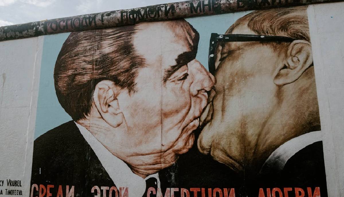 muro berlino bacio Leonid Breznev ed Erich Honecker