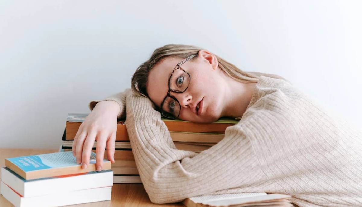 studentessa stanca per il troppo studio