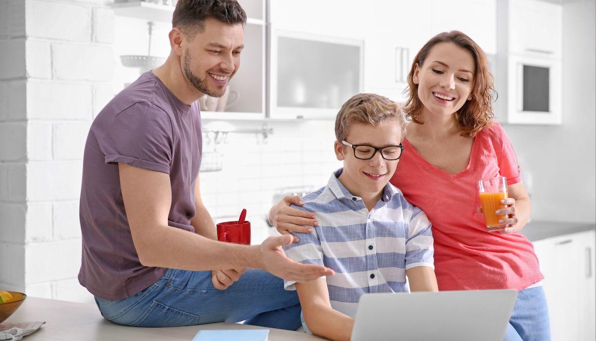 Open day virtuale, genitori e ragazzo orientamento scuole superiori