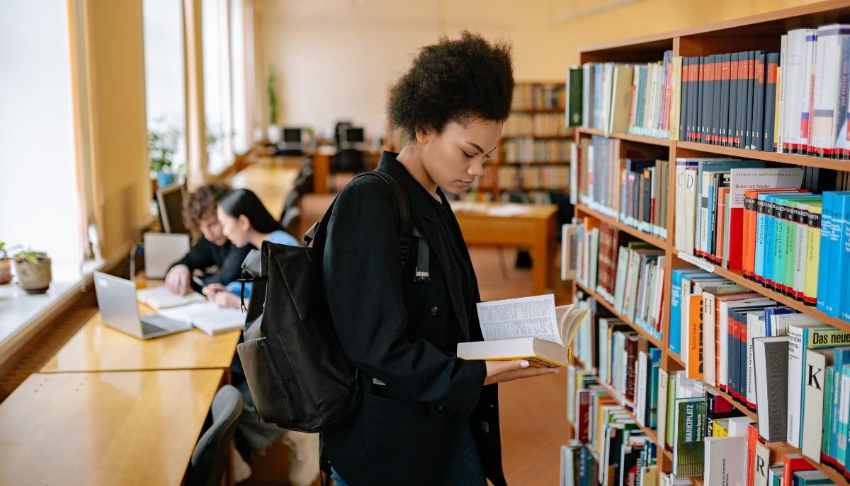 Studenti che studiano in sessione