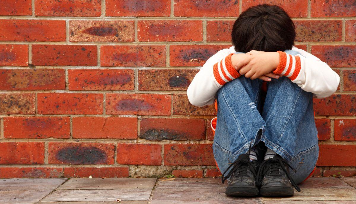 picchia il compagno di scuola e diffonde i video