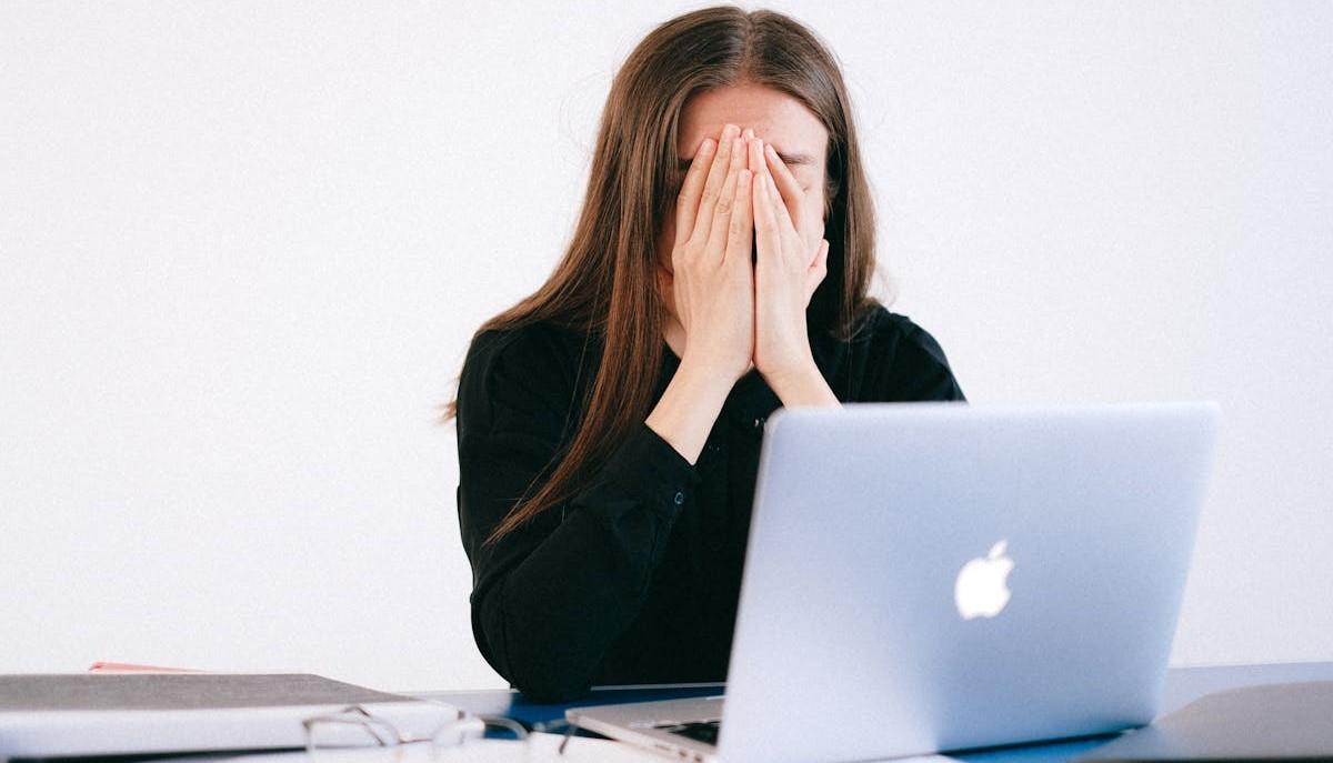 Prof dà compiti alle 21:50, la studentessa si sfoga: "Così non si può andare avanti!"