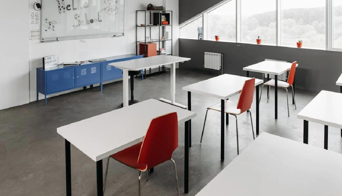 aula classe banchi e sedie, cattedra lavagna