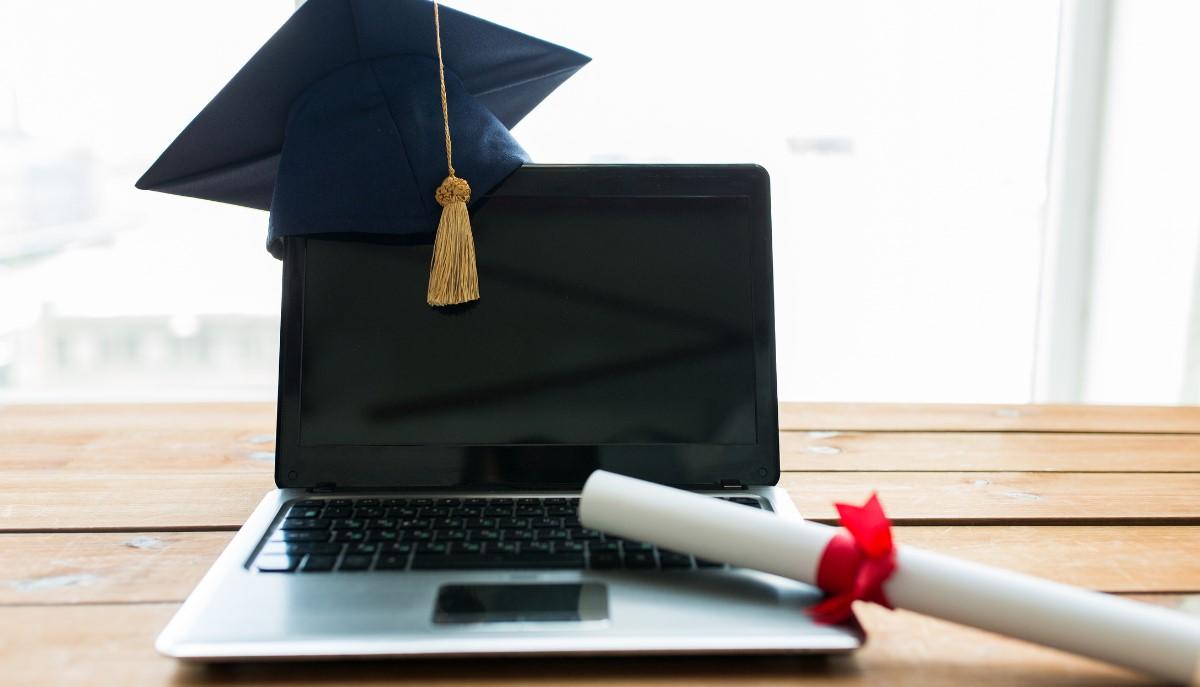 Si laurea con gli esami di un omonimo: confermata sospensione del prof universitario