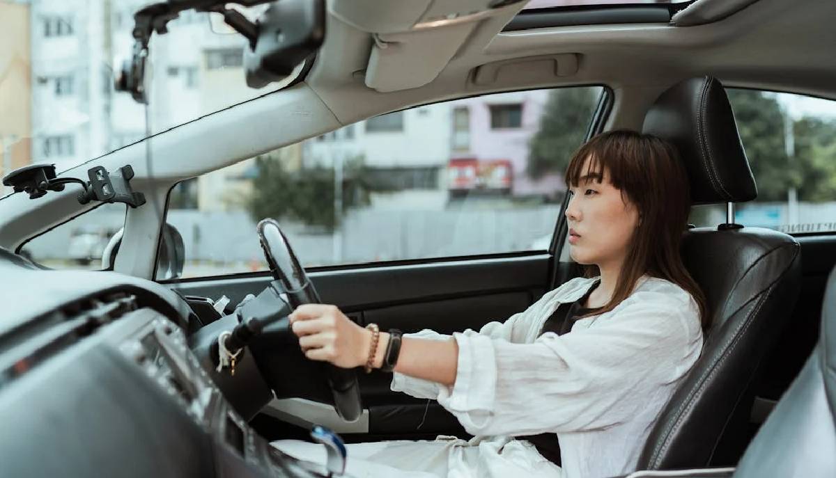 ragazza alla guida automobile