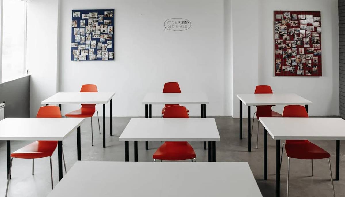 classe aula banchi e sedie