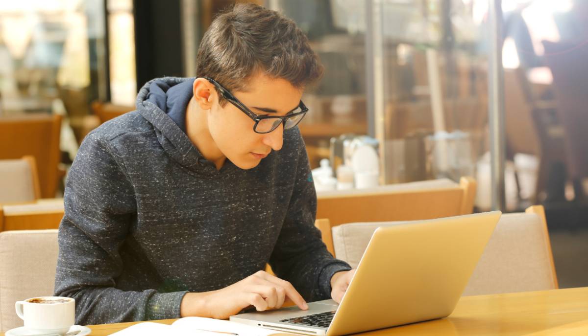 studente studia al pc
