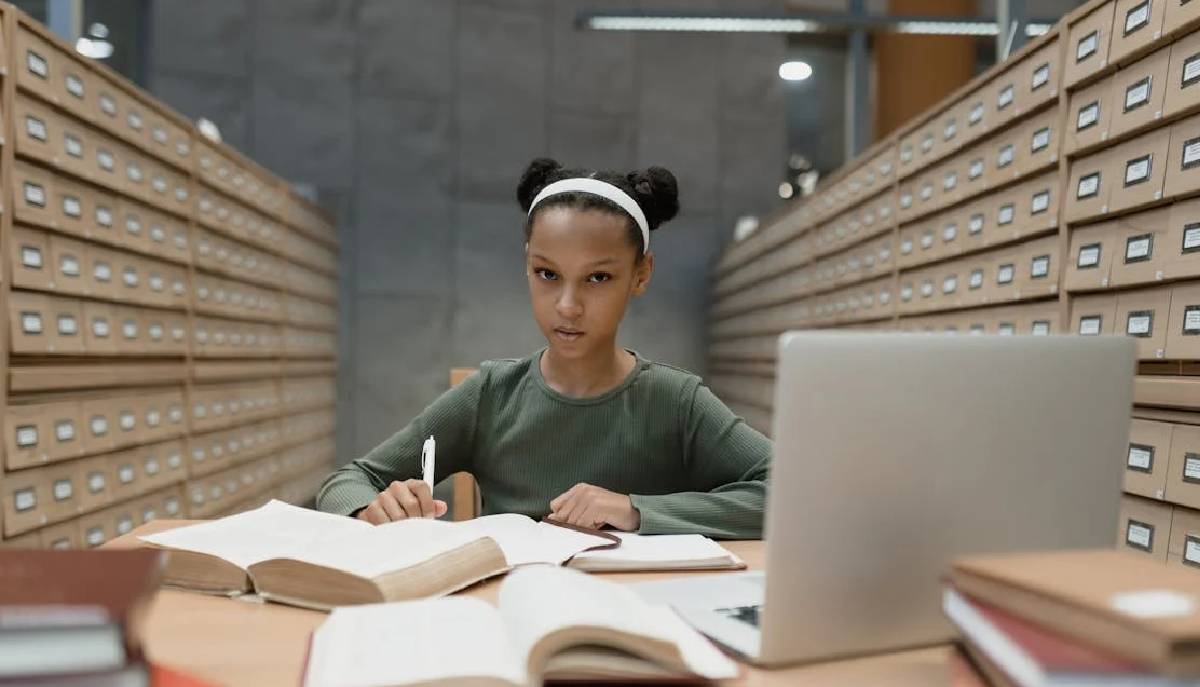 studentessa di terza media seduta alla scrivania