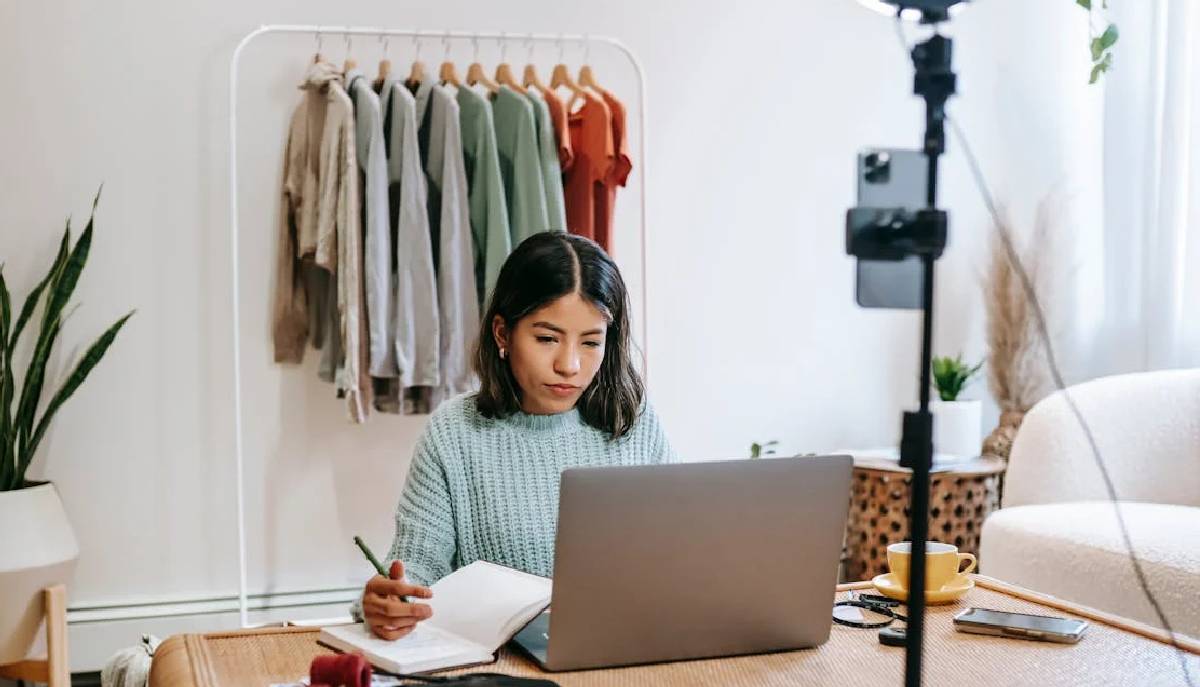 studentessa studia al pc e prende appunti