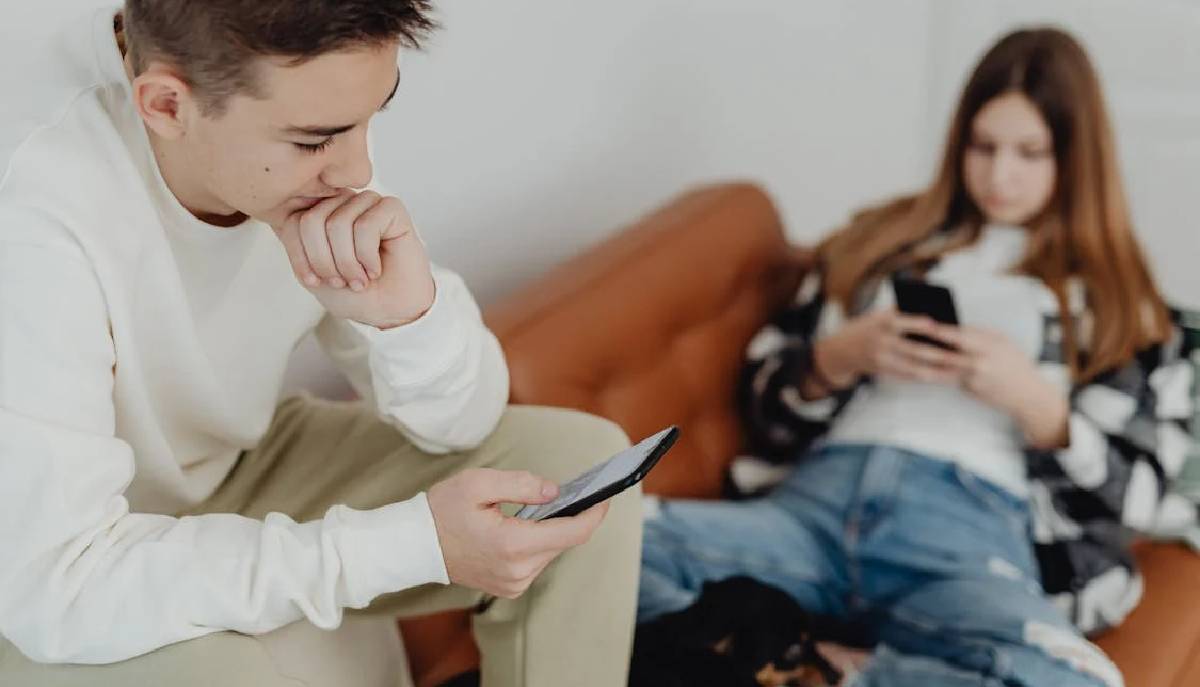 studenti sui social con smartphone in mano