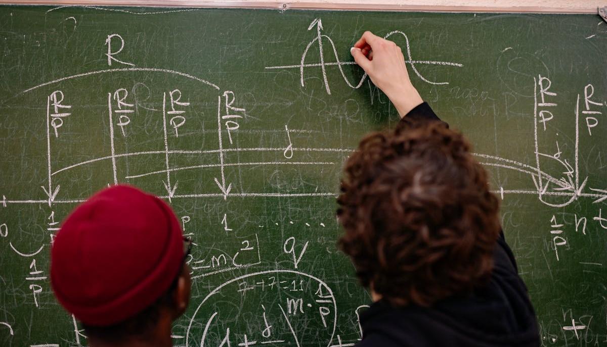 Studenti fanno esercizi di matematica alla lavagna