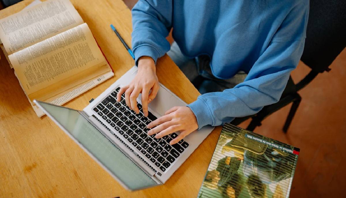 studente scrivania pc