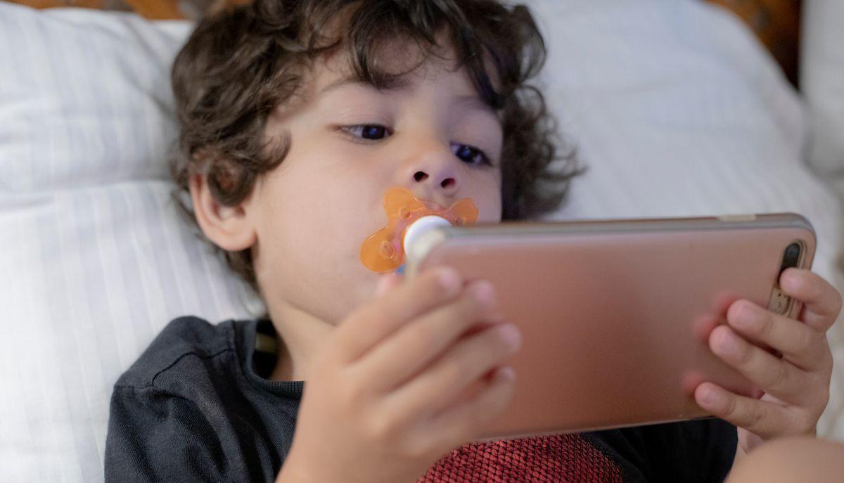 smettere di dare i telefoni ai bambini fino ai 12 anni