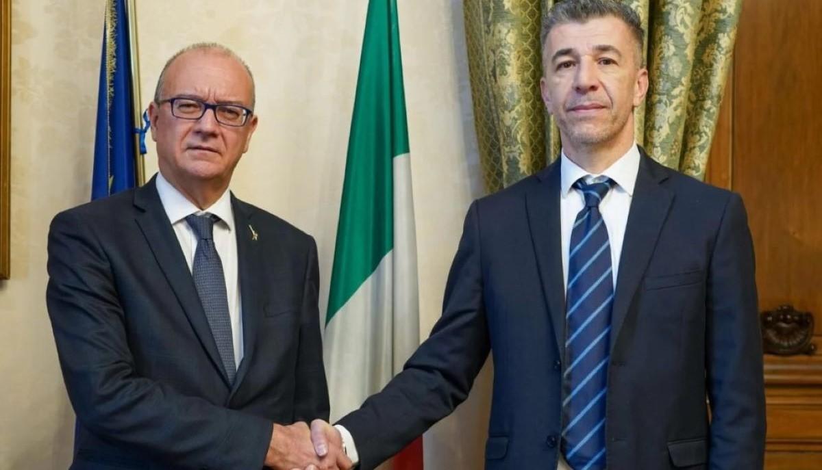 Stretta di mano tra Giuseppe Valditara e Gino Cecchettin