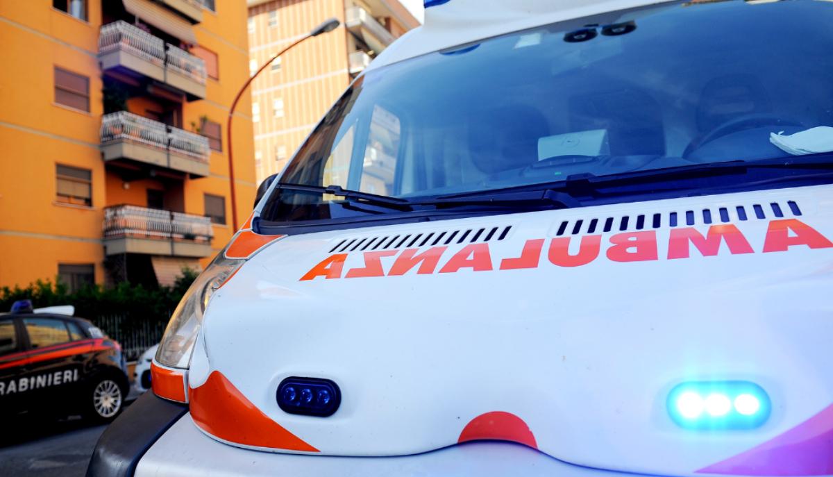 18enne si lancia dal balcone di un hotel per sfuggire alle botte del fidanzato