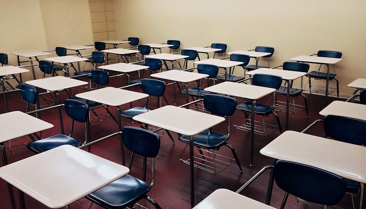 Spogliava compagne di classe con l'intelligenza artificiale: studente sospeso