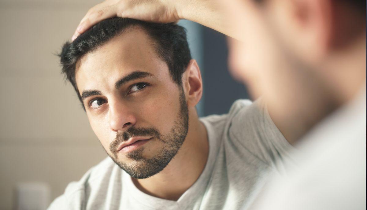 Sempre più ragazzi giovani hanno i capelli bianchi: ecco il motivo, spiegato dagli esperti