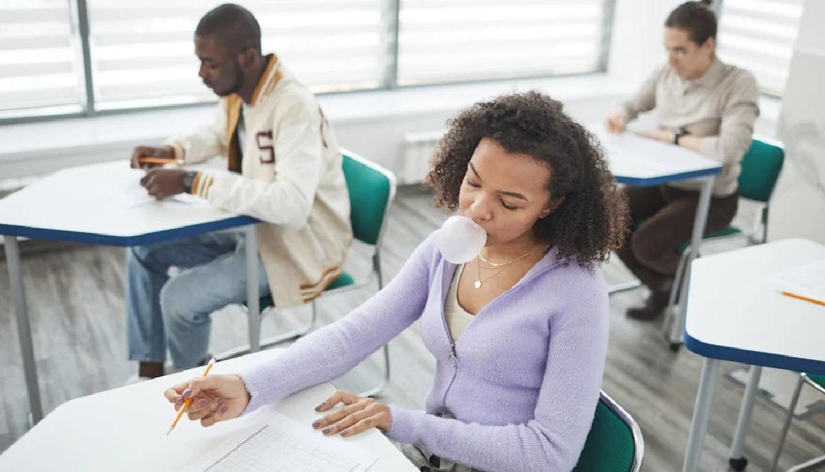 studentessa gomma da masticare