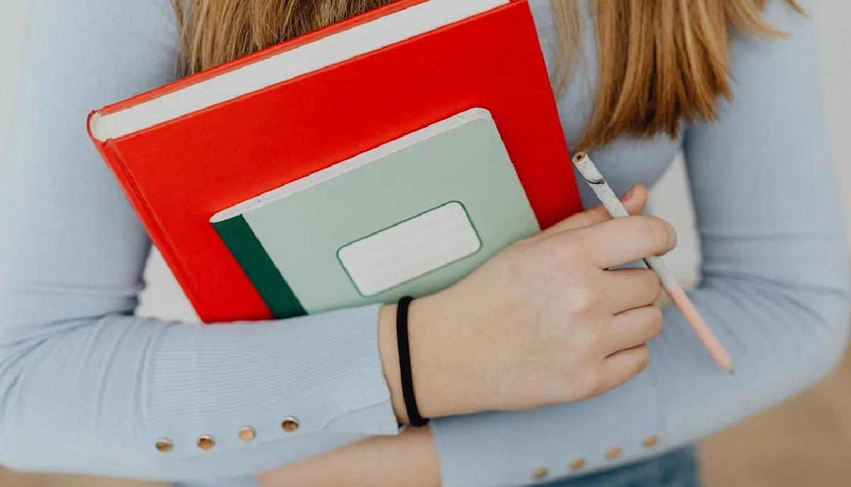 studentessa stringe quaderni