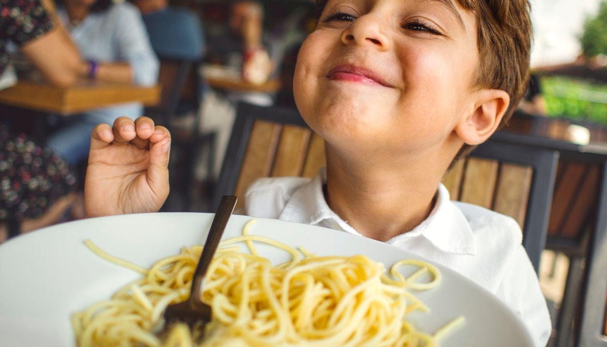 Mangiare pasta rende più felici di ascoltare musica e fare sport: lo studio