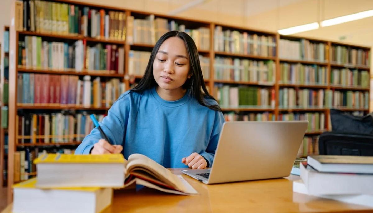studentessa studia in biblioteca